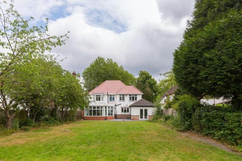 Beautiful 6 bedroom house for 17 guests next to Edgbaston Stadium Apartment in Birmingham