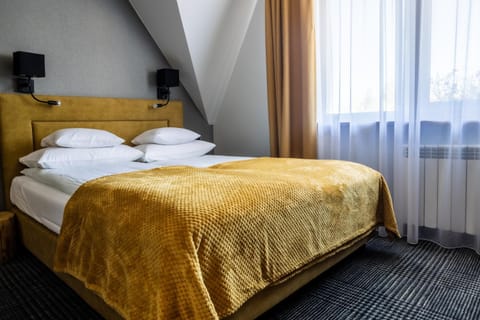 Bed, Photo of the whole room, Bedroom, Garden view, Landmark view