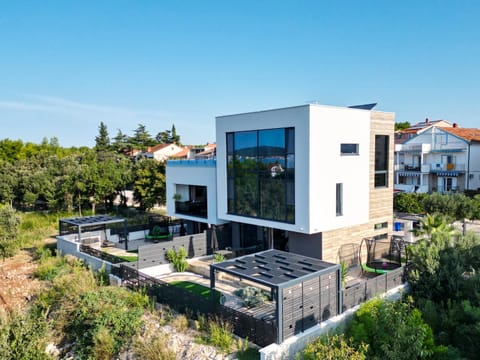Property building, Day, Neighbourhood, Time of day, Inner courtyard view