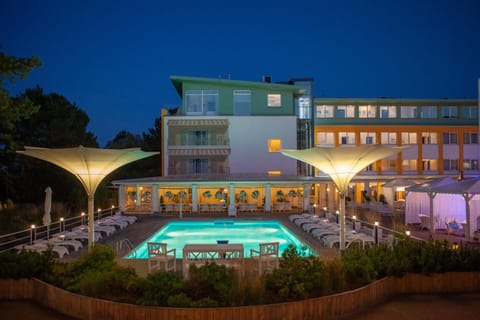 Property building, Night, Activities, Summer, Decorative detail, Floor plan, On site, Pool view, Sea view, Alcoholic drinks, Non alcoholic drinks