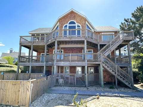 V1233- Easton's Beach House in Corolla