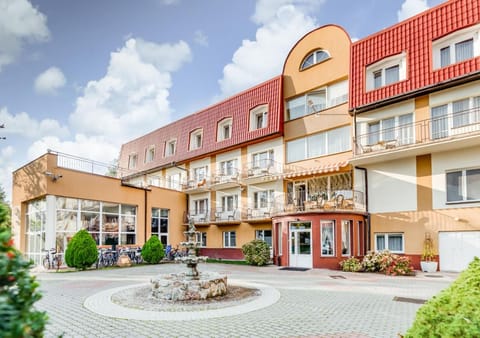 Property building, Day, Neighbourhood, View (from property/room), Balcony/Terrace, Beach, Garden view, Sea view, Street view, Swimming pool, Parking