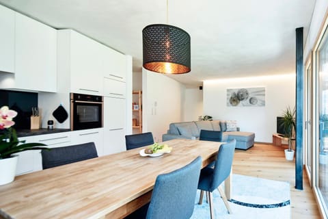 Restaurant/places to eat, Kitchen or kitchenette, Dining area