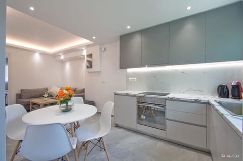 Kitchen or kitchenette, Living room, Seating area, Dining area, pet friendly, stove