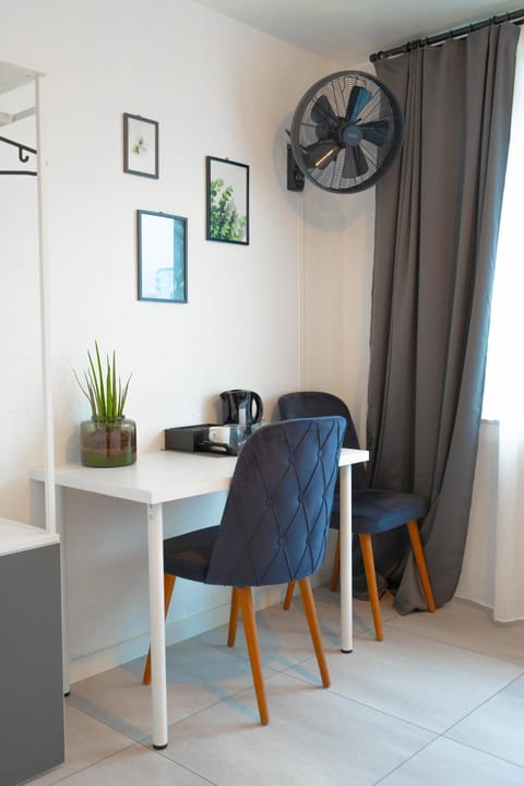 Seating area, Dining area, fireplace, hair dresser