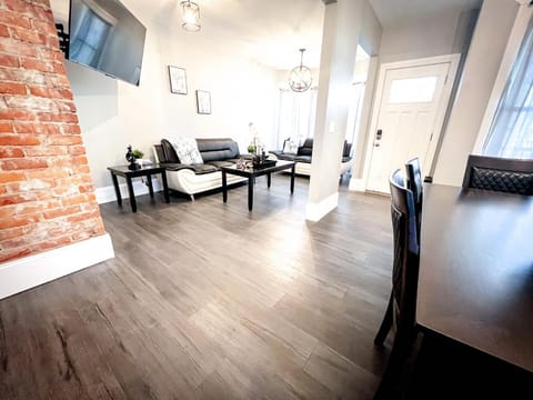 Spacious 6BR Perfect for Families or Groups in Niagara Falls Ny House in Niagara Falls