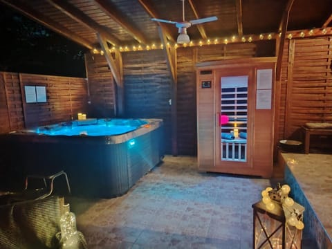 Hot Tub, Sauna