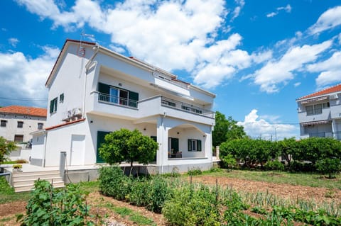 Property building, Spring, Day, Garden, Garden view