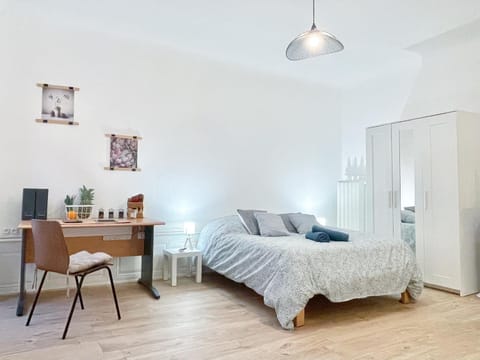 Bed, Photo of the whole room, Bedroom