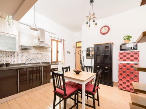 Kitchen or kitchenette, Seating area, Dining area