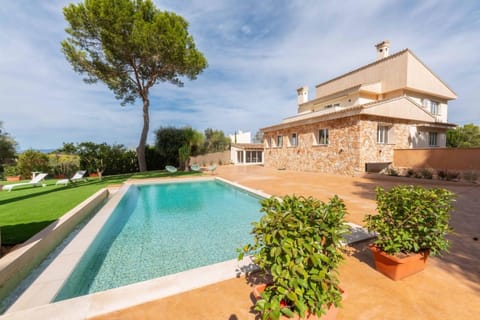 Property building, Spring, Off site, Day, Garden, Balcony/Terrace, Garden view, Pool view, Area and facilities, Swimming pool, Family, sunbed