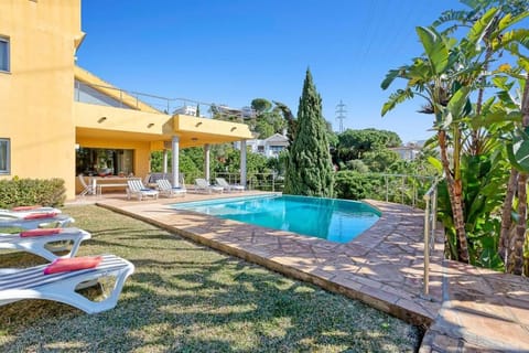 Property building, Garden, Garden view, Pool view, Swimming pool, sunbed
