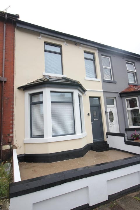 Media Manor - Fully Refurbished in 2022 - Large 6 Bedrooms, 3 Bathrooms plus Media Games Room House in Blackpool