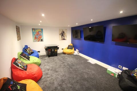 Media Manor - Fully Refurbished in 2022 - Large 6 Bedrooms, 3 Bathrooms plus Media Games Room House in Blackpool
