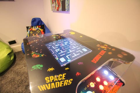 Media Manor - Fully Refurbished in 2022 - Large 6 Bedrooms, 3 Bathrooms plus Media Games Room House in Blackpool