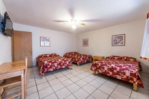 Bed, TV and multimedia, Photo of the whole room, Bedroom, fireplace
