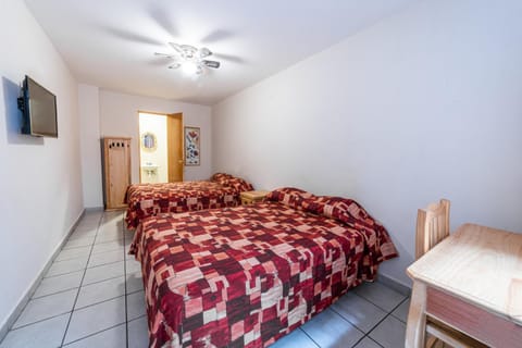 Bed, TV and multimedia, Photo of the whole room, Bedroom, fireplace