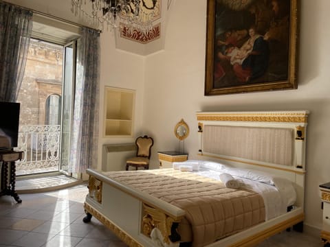 Bed, Coffee/tea facilities, Bedroom, locker, microwave, wardrobe, air conditioner