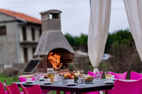 Patio, Day, BBQ facilities, Food and drinks