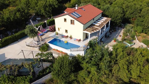 Property building, Day, Garden, Pool view, Swimming pool