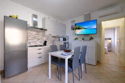 TV and multimedia, Kitchen or kitchenette, Dining area, oven, stove