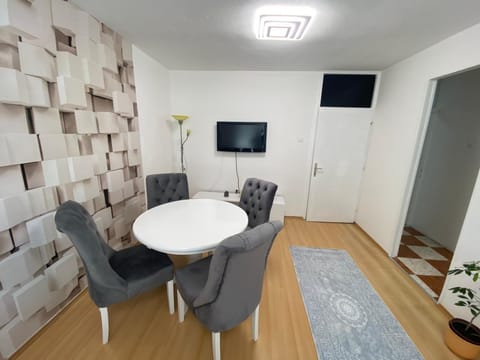 TV and multimedia, Living room, Seating area, Dining area