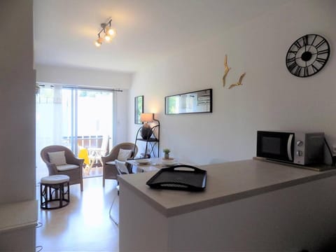 Kitchen or kitchenette, Decorative detail, Dining area, hair dresser, minibar