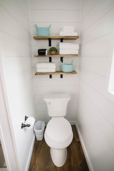 Toilet, Bathroom, towels