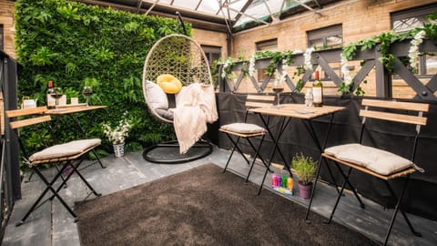 Balcony/Terrace, Living room, Other, Photo of the whole room, Decorative detail, Seating area, hair dresser
