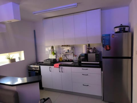 TV and multimedia, Coffee/tea facilities, Kitchen or kitchenette, internet, microwave, oven, pet friendly, stove, kitchen, air conditioner