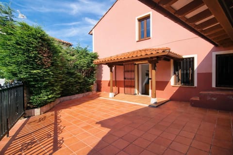 Property building, Patio, Facade/entrance, Balcony/Terrace