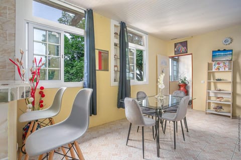 Lounge or bar, Seating area, Dining area, Breakfast