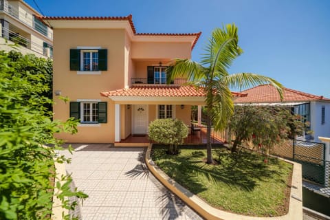 Property building, Facade/entrance, Garden, Garden view