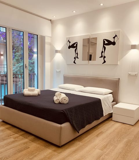 Bed, Photo of the whole room, Bedroom, towels