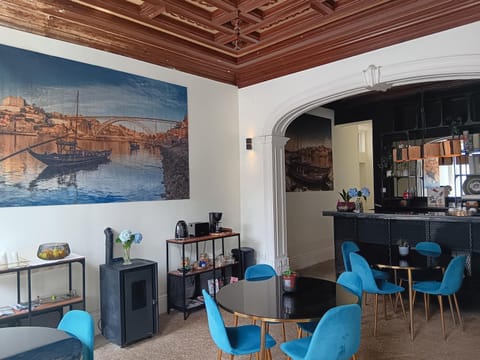 Lounge or bar, Internal: Not applicable to any particular room