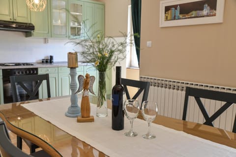 Dining area, Drinks, kitchen