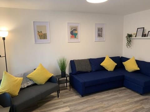 Spacious and central 4-bedroom house with parking Apartment in The Royal Town of Sutton Coldfield