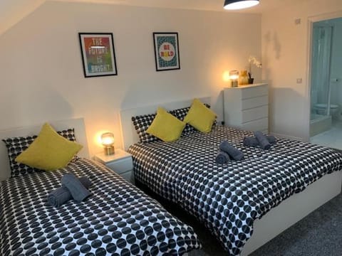 Spacious and central 4-bedroom house with parking Apartment in The Royal Town of Sutton Coldfield