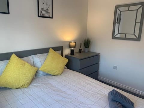 Spacious and central 4-bedroom house with parking Apartment in The Royal Town of Sutton Coldfield