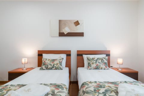 Bed, Photo of the whole room, Decorative detail, Bedroom