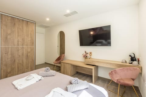 Bed, TV and multimedia, Bedroom