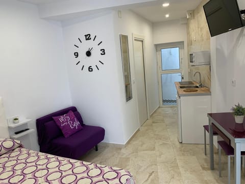 Bed, Kitchen or kitchenette, Living room, Dining area, Bedroom, stove