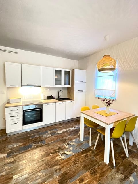 Kitchen or kitchenette, Dining area