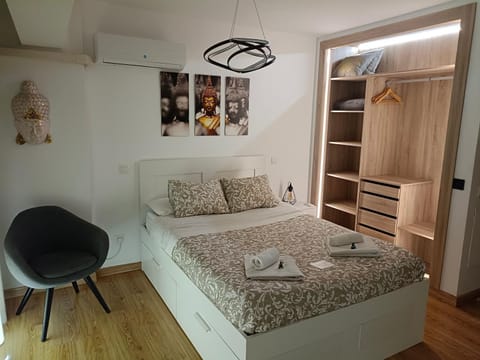 Bed, Photo of the whole room, Bedroom