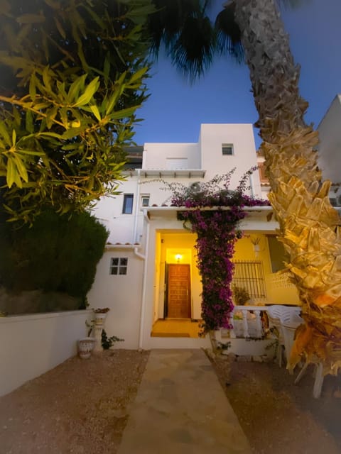 Property building, Patio, Garden, Balcony/Terrace, Garden view, Quiet street view