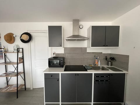 Kitchen or kitchenette, microwave, stove