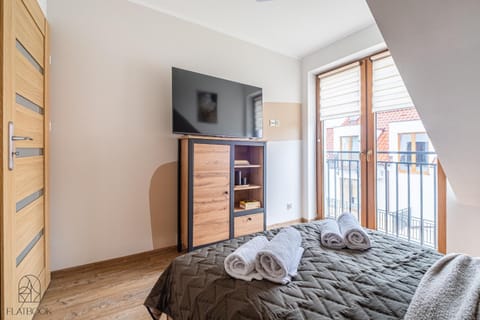 Bed, TV and multimedia, Photo of the whole room, Bedroom, towels