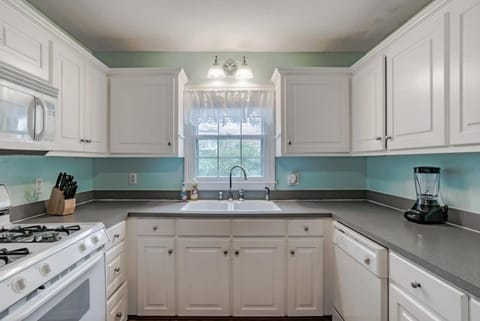 Bel-Air Bungalow- close to Midtown Highways and Downtown Mobile House in Mobile