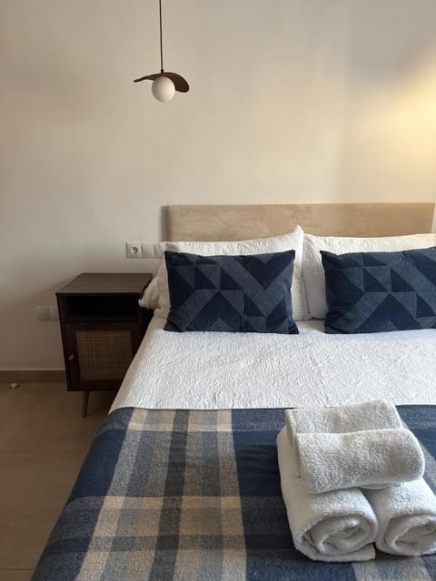 Bed, Bedroom, furniture, towels