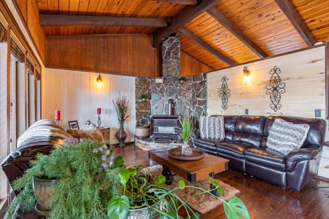 Hilltop Hideaway House in Bigfork